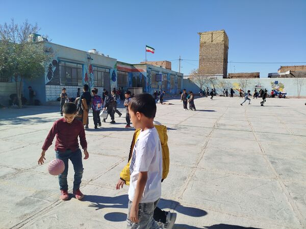 ایجاد فضای شاد وصمیمی در دبستان شهید عجمی فدافن
