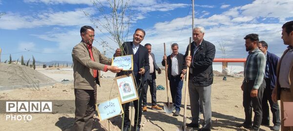 پویش کاشت نهال به یاد شهدای جنگ تحمیلی سوم در بوستان شهدای میناب شهرستان شیروان