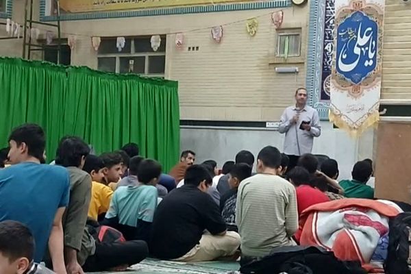 استقبال پرشور دانش‌آموزان شهریاری از آیین معنوی اعتکاف