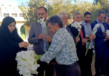غبارروبی گلزار شهدای کوهپایه با حضور فرماندار و اعضای شورای اداری