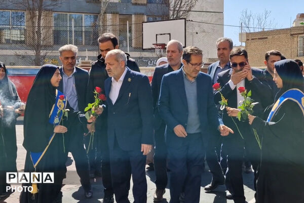 وزیر آموزش و پرورش میهمان دانش‌آموزان مدرسه شاهد دالکی