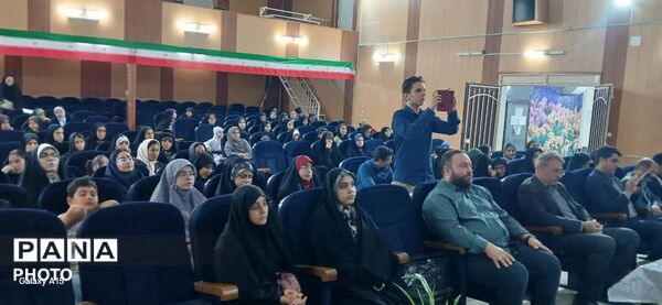 مراسم اختتامیه نمایشگاه های دانش آموزی مدرسه انقلاب  بروجرد 
