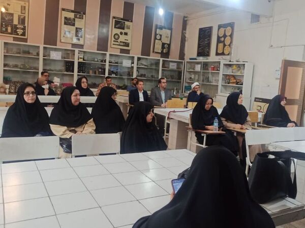 بازدید از پژوهش سرا و آزمایشگاه مرکزی رازی ناحیه ۲ در هفته مشاغل 