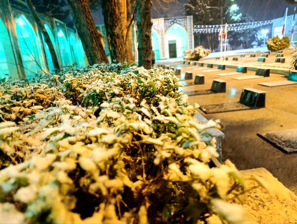 حال و هوای گلزار شهدا با بارش برف الهی