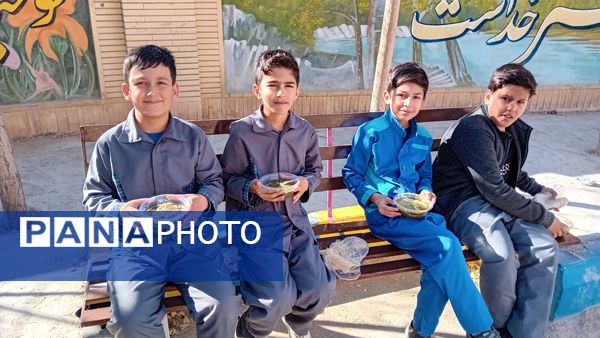 طبخ آش نذری به‌مناسبت شهادت حضرت فاطمه(س) در آموزشگاه مولوی کمیجان