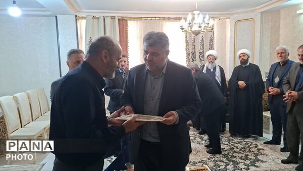 تکریم خانواده‌های معظم شهدا در شهر هشتگرد با حضور مدیران ارشد شهرستان