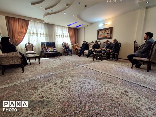 دیدار مدیر آموزش و پرورش ناحیه پنج مشهد با برادر شهید خیرزاده