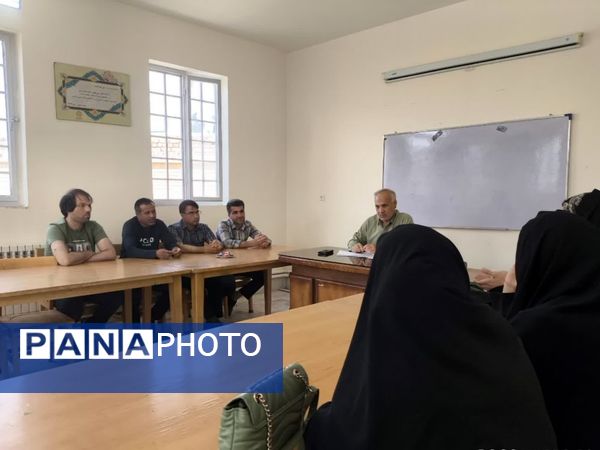 جلسه انجمن اولیا و شورای دانش آموزی در راستای برنامه‌ریزی هفته معلم