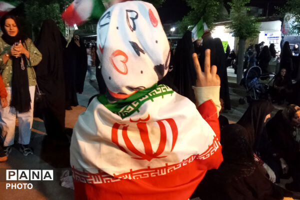 ایستادگی در سایه پرچم وطن