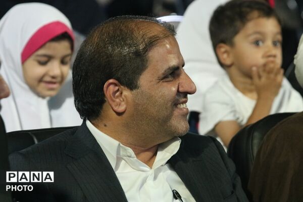 لاله‌های آسمانی در دبستان دخترانه حسین فاطمه یزد شکوفا شدند
