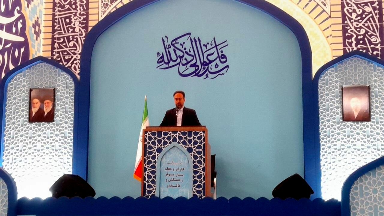 معلم راهنمای رشد و هدایت جامعه است