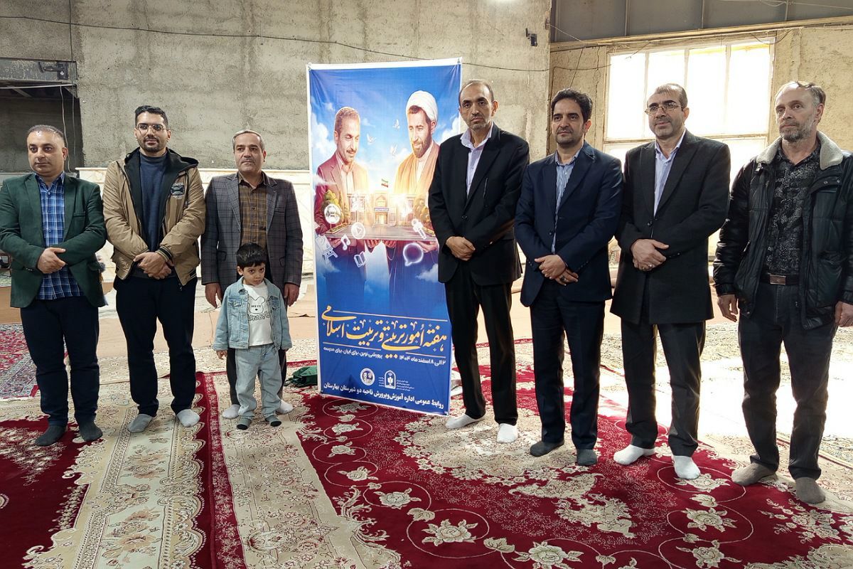 حضور پرشور فرهنگیان و دانش‌آموزان در مصلی نسیم شهر