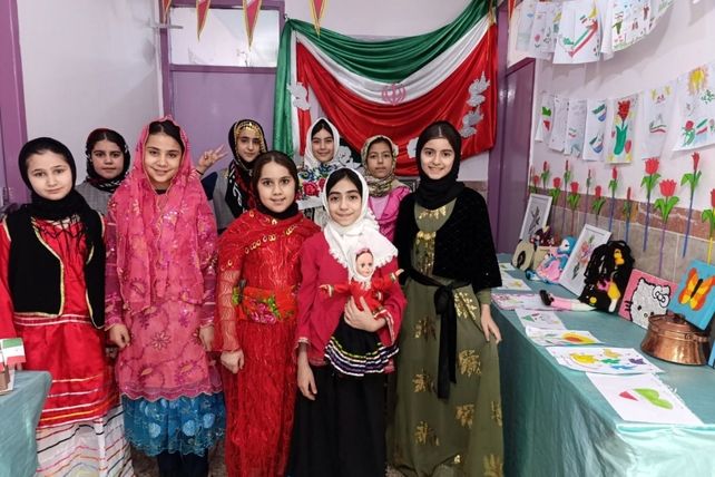 نمایشگاه آثار هنری دانش‌آموزان در دبستان نرجس بهارستان‌دو