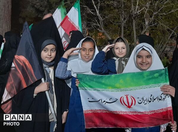 حضور دانش آموزان و فرهنگیان تفتی در چهلم شهدای میناب