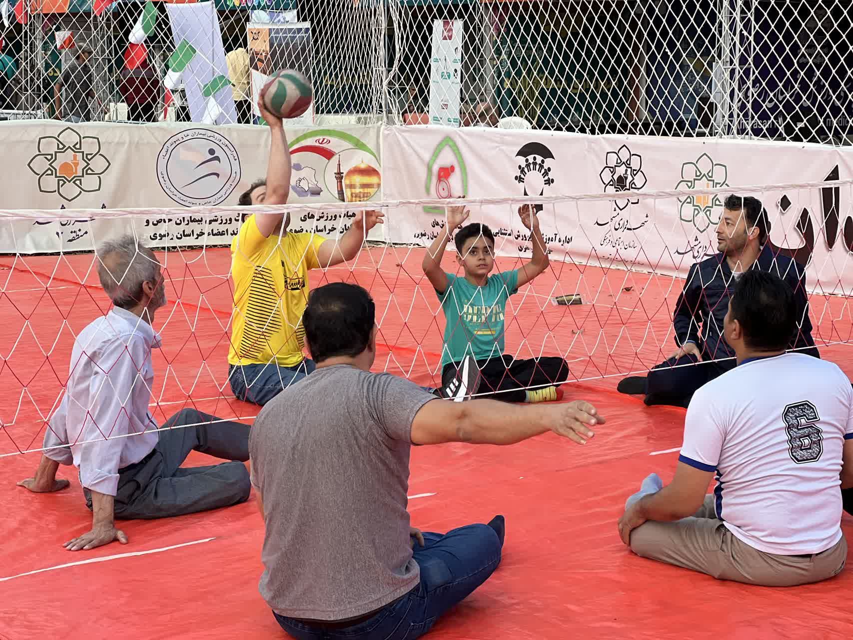 بازدید عضو شورای اسلامی شهر مشهد مقدس از غرفه منطقه ۱۰ شهرداری در بوستان ملت