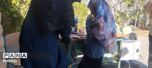 فعالیت گروه جهادی معلمان ناحیه چهار قم در روستاهای نیزار