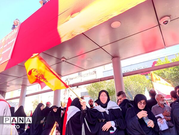 مراسم تشییع رهبر معظم انقلاب و خانواده ایشان در مشهد