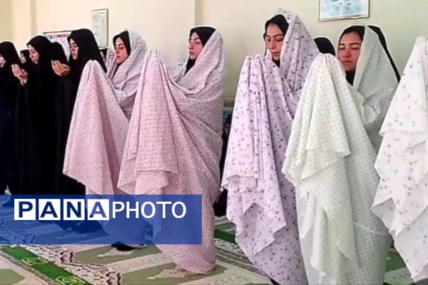 اقامه نماز جماعت دانش‌آموزان در مسجد