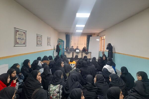 برگزاری مراسم گرامیداشت هفته بسیج در مدرسه شهید زهره‌وند قرچک