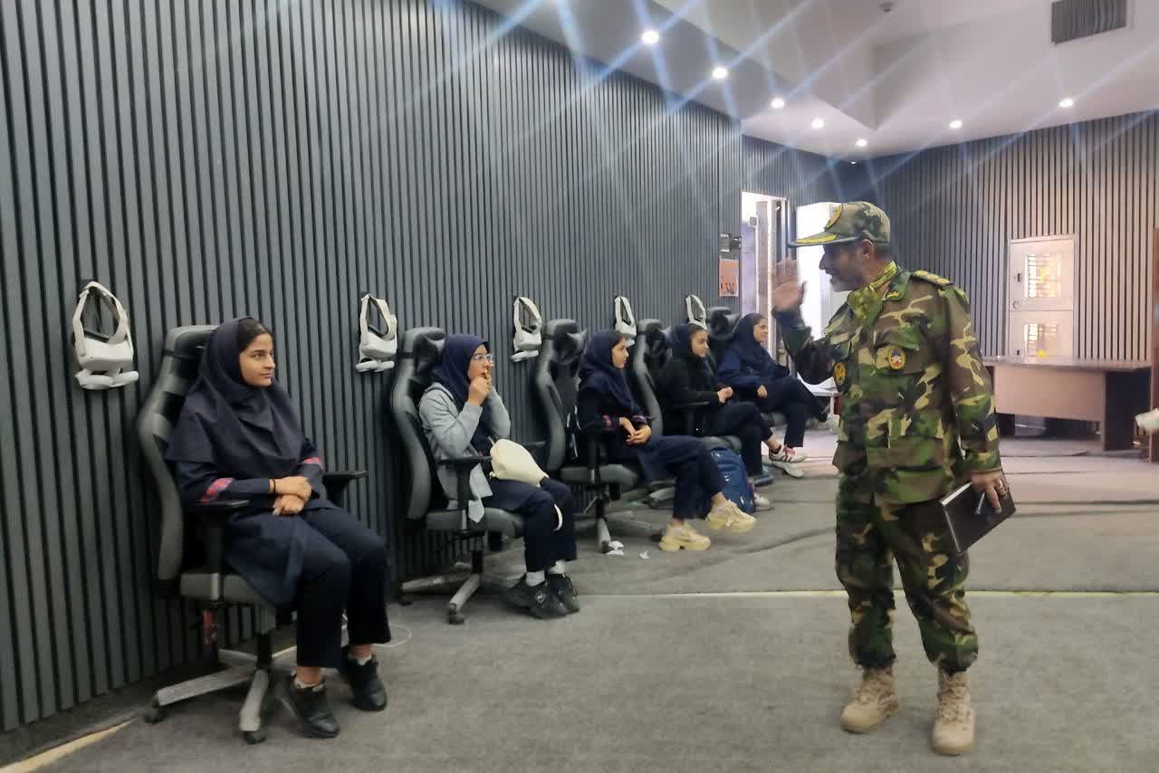 اردوی آمادگی و دفاعی دانش‌آموزان پایه نهم مدرسه فرشتگان در موزه دفاع مقدس