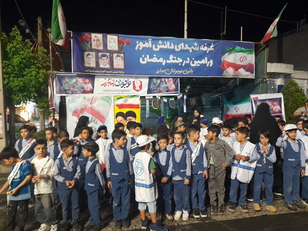 بازدید قائم‌مقام سازمان دانش‌آموزی از غرفه شهدای دانش‌آموز ورامین