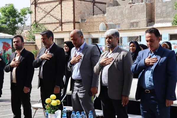آیین گرامیداشت مقام معلم و به صدا درآوردن زنگ سپاس معلم در مدرسه شهید مرادی و شهید کلانتری پاکدشت