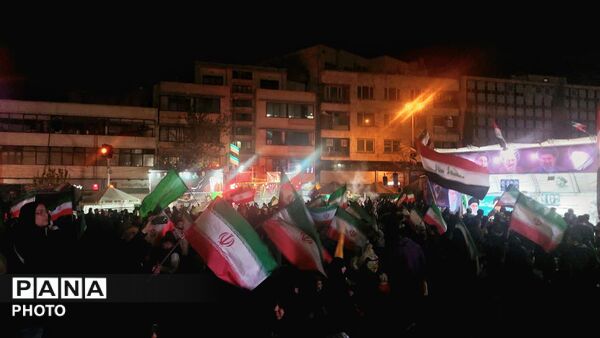 مشت‌های گره کرده مردم در تجمع شبانه میدان انقلاب