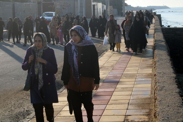 پیاده‌روی خانوادگی در روستای هلیله شهرستان بوشهر 