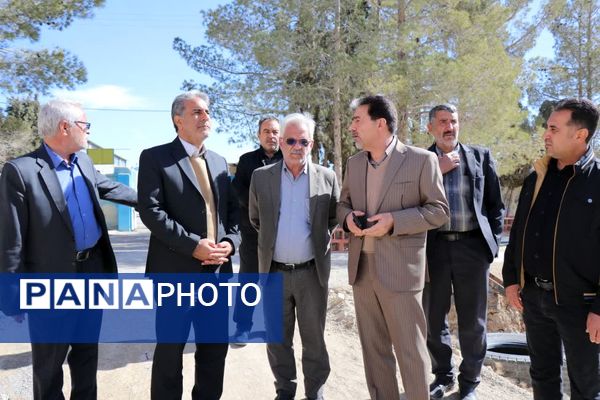 بازدید مشاور وزیر آموزش و پرورش از پروژه‌های مدرسه‌سازی در بخش بهمن ابرکوه 