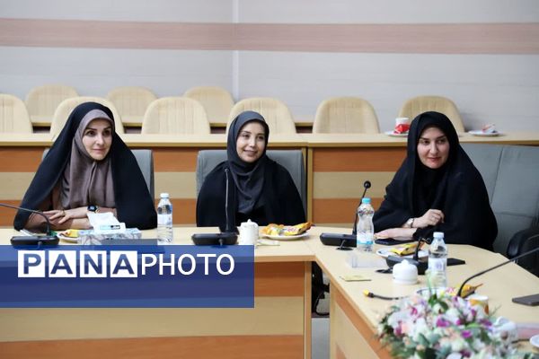 نشست هم‌اندیشی بانوان ستادی اداره‌کل آموزش و پرورش آذربایجان‌شرقی