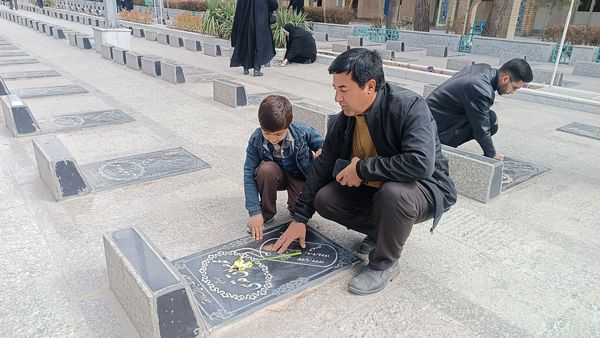غبار روبی مزار شهدا نیشابور در هفته امور تربیتی