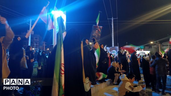 تجمع جوانان‌‌و‌نوجوانان‌در‌بیعت با رهبر انقلاب در نیشابور