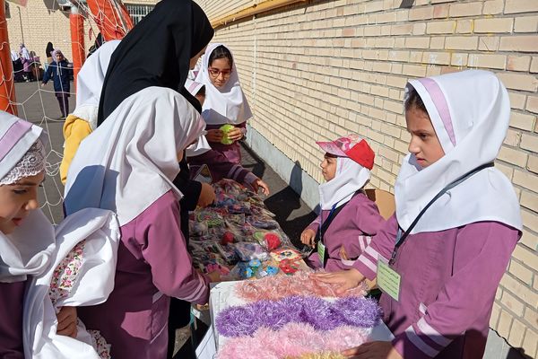 بازارچه دانش‌آموزی در دبستان شاهد شهید محمدرضا کشاورز 