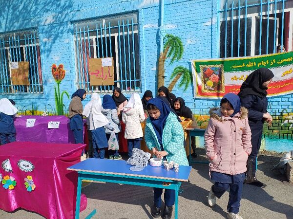 برپایی بازارچه درون مدرسه‌ای در دبستان ربابه هاشمیان یزدی شیروان
