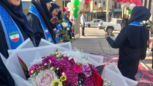 نواختن زنگ استانی مهر، ایثار و مقاومت در مدرسه نمونه دولتی ۹ دی به مناسبت آغاز سال تحصیلی و هفته دفاع مقدس