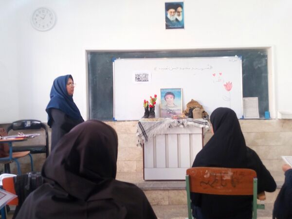 کلاس آمادگی و دفاعی با رنگ و بوی شهدا در دبیرستان فاطمیه