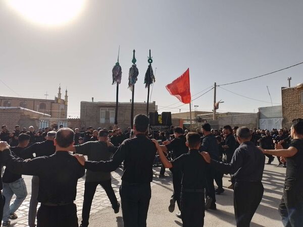 برگزاری مراسم عزاداری سنتی ( حسن - حسین ) در روستای نقاب شهرستان خلیل آباد