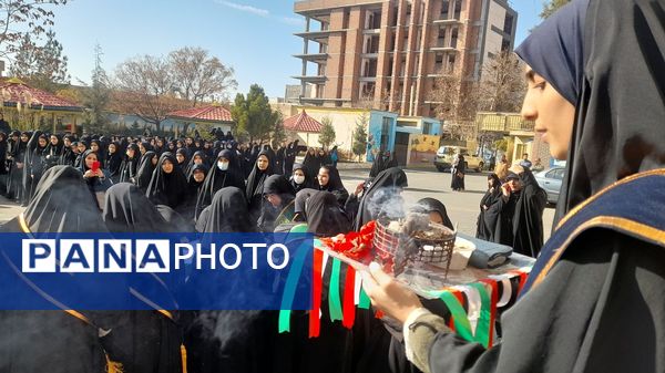 تشییع شهید گمنام 17ساله در دبیرستان شاهد عصمت ناحیه سه کرج 