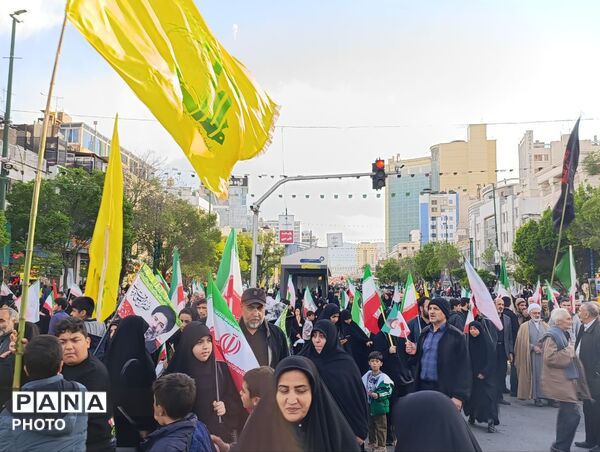 از کوچک تا بزرگ همه در چهلم رهبر شرکت کردند