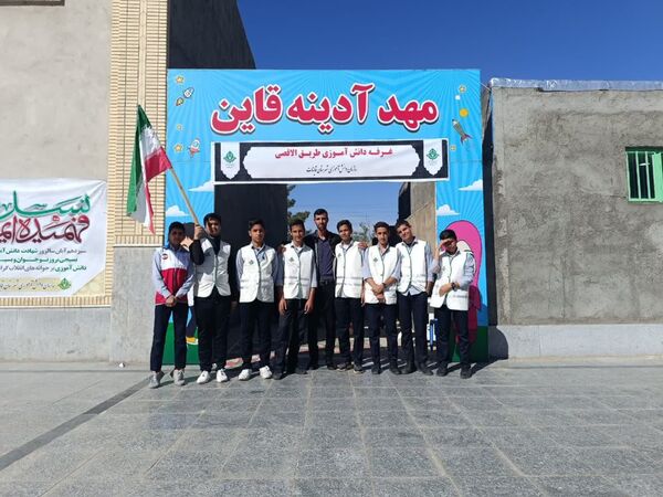 برپایی غرفه‌های سازمان دانش‌آموزی خراسان‌جنوبی در راهپیمایی 13 آبان