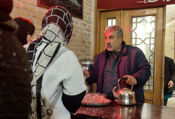 فعالیت چایخانه حضرت زهرا(س) نیشابور در هوای سرد زمستانی 