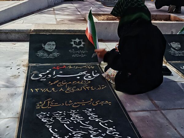 دختران شاهد فاطمه‌زهرا(س) در گلزار شهدا، قبور مطهر را به رنگ عشق آراستند