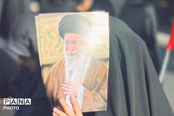 وداعی تاریخی در پایتخت ،پیکر رهبر انقلاب بر دوش ملت ایران