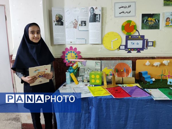 بازدید قطب کشوری مدیران از آموزشگاه شهدای معلم 2 همزمان با برپایی نمایشگاه علمی پژوهشی، انرژی های نوین، ادبیات و ریاضی