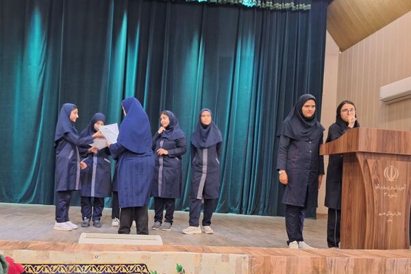 تجلیل از دانش‌آموزان رتبه‌های برتر دبیرستان پویش ناحیه 3 شیراز 