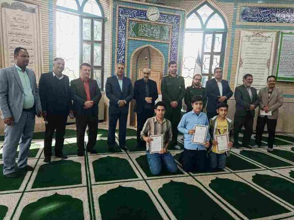  یادواره شهید و تقدیر از معلمان و دانش‌آموزان فعال در دبیرستان سما کاشمر