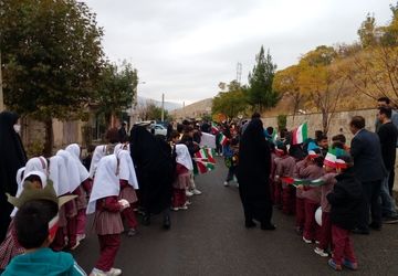 راهپیمایی دانش‌آموزان بخش سراب میمه در روز دانش‌آموز