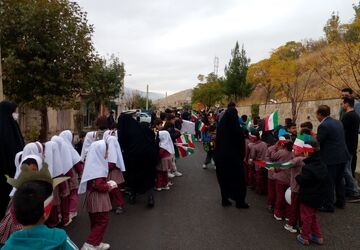 راهپیمایی دانش‌آموزان بخش سراب میمه در روز دانش‌آموز