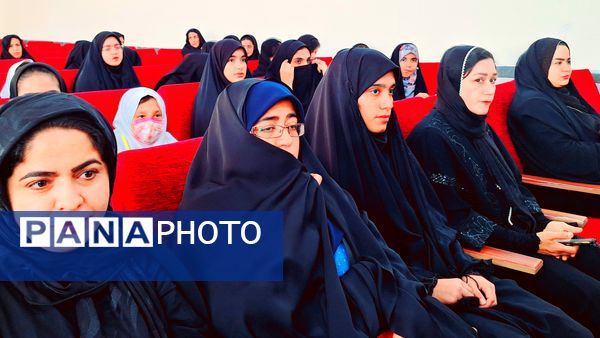 تجلیل از دانش‌آموزان نخبه مسابقات قرآن، عترت و نماز و تربیت‌بدنی