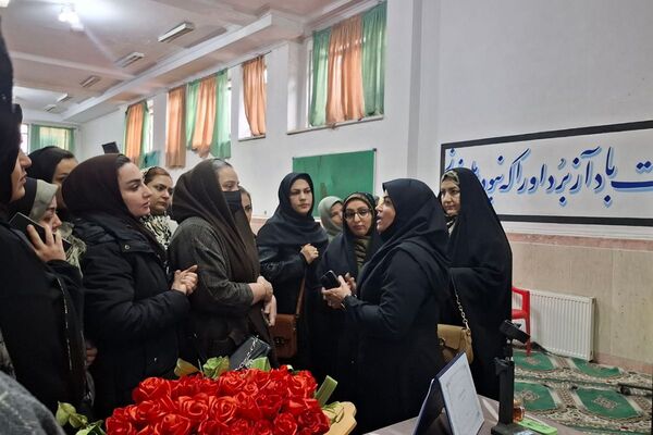 جلسه آموزش سوادرسانه‌ای در دبیرستان ولیعصر ناحیه یک شهرری